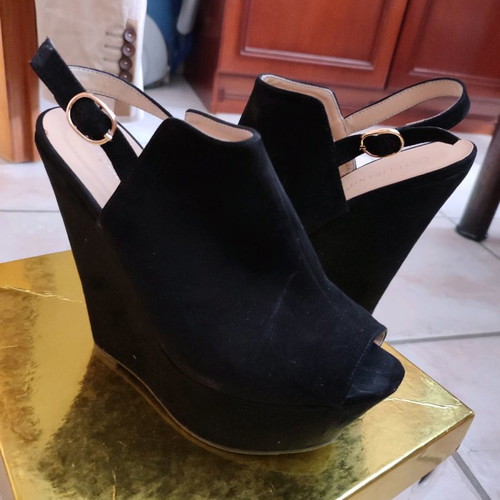 Women's closed black platform shoes with comfortable fit
