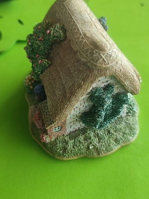 Lilliput Lane collectible house The Poppies