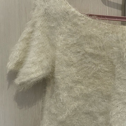 Fuzzy shirt like new, white, size M