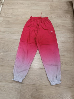 Adidas φόρμα σε φαρδιά γραμμή, ροζ