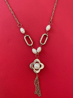 Pendant like new in gold color with pearls