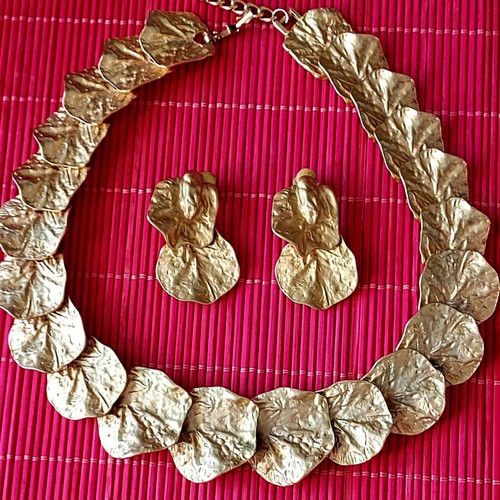Metal gold-plated vintage jewelry set used