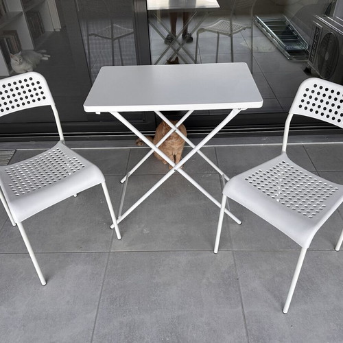 Folding table with two chairs like new