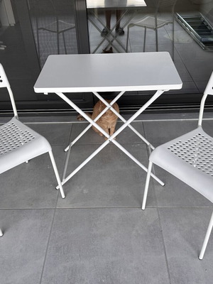 Folding table with two chairs like new