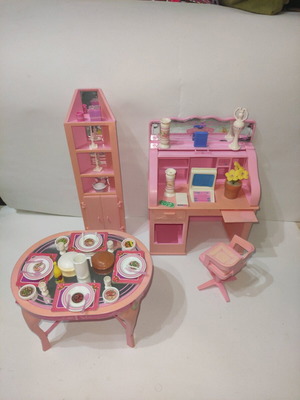 Vnt Barbie furniture set used