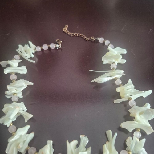 Necklace with real shells used, beige