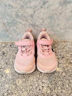 Nike Revolution 6 NN (TDV) used kids shoes size 21 pink