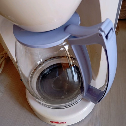 Electric coffee maker used for French coffee and tea