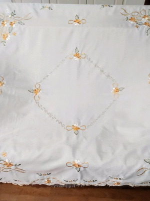 Τετράγωνο τραπεζομάντηλο μεταχειρισμένο με κεντημένα λουλούδια κίτρινο-μουσταρδί 1,70x1,70