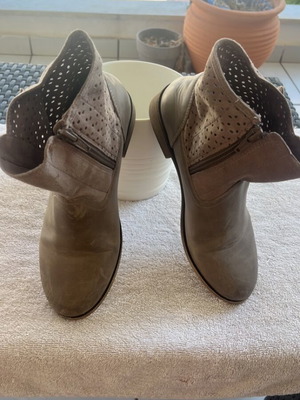 Leather beige ankle boots size 37 like new