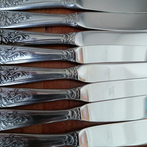 Vintage set of 9 dining knives in like new condition