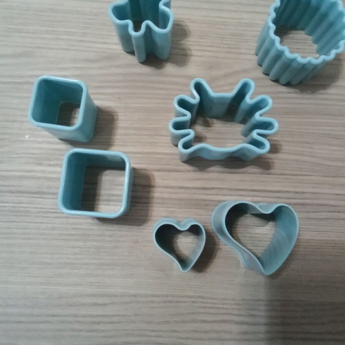 Cookie cutters set in case, new, 13 pieces with various shapes
