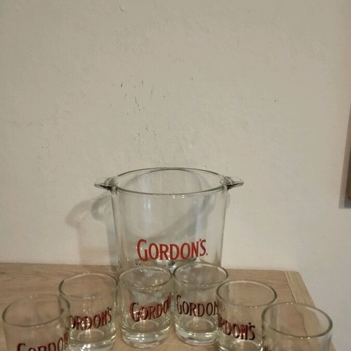 Gordon's gin set like new with ice bucket and set of six shot glasses