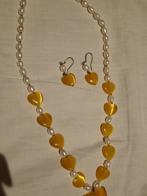 Necklace and earrings with freshwater pearls and agate gemstones