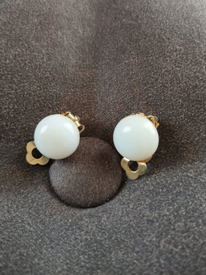 Clip earrings like new, white and silver