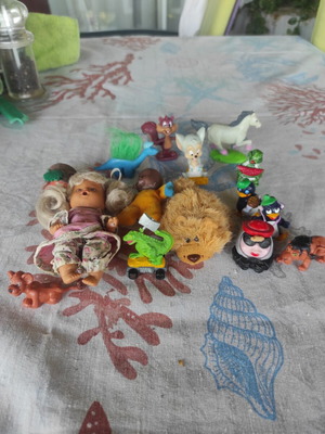 Vintage 90's toys, pack of 12+ pieces with Sketistas dinosaur