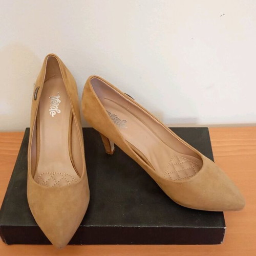 Verde suede pumps like new, size 39, beige