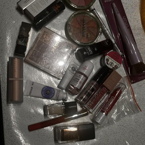 Makeup set like new, assorted cosmetics
