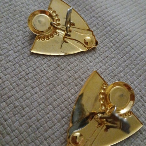 Vintage clip earrings with black stone like new, gold tone