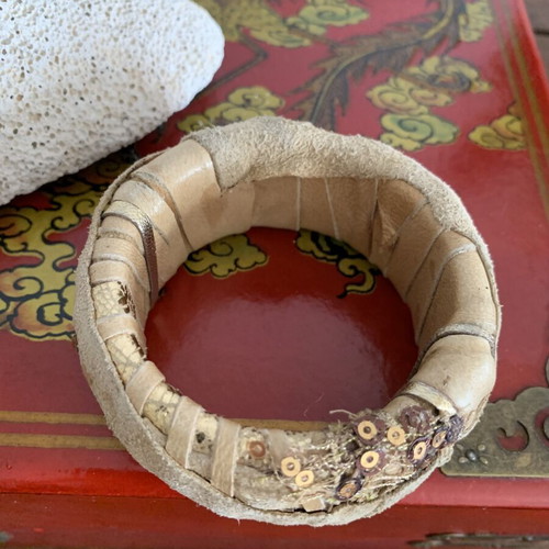 Handmade leather bracelet like new, beige by DYENS + FOTINAKI