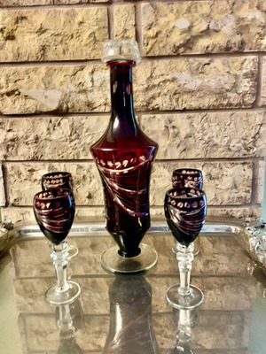 Vintage glass liquor set with bottle and 4 glasses like new