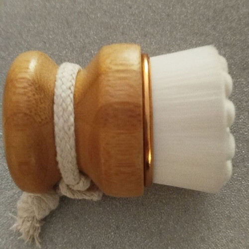 Facial cleansing brush with wooden handle new