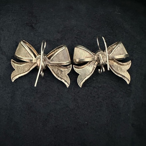 Earrings used large bow-shaped