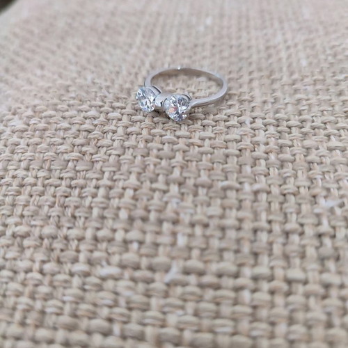 Faux diamond bow ring in excellent condition