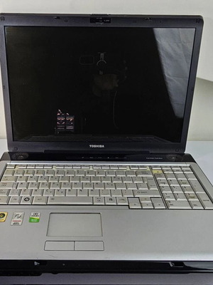 Laptop Toshiba Satellite P200D-11L used with screen defect for parts