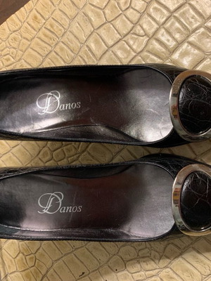 Leather pumps new, black, size 38.5