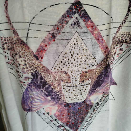 White sleeveless top with geometric ethnic graphic print and strass like new