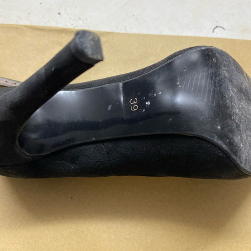 High-heeled pumps like new, size 39, black