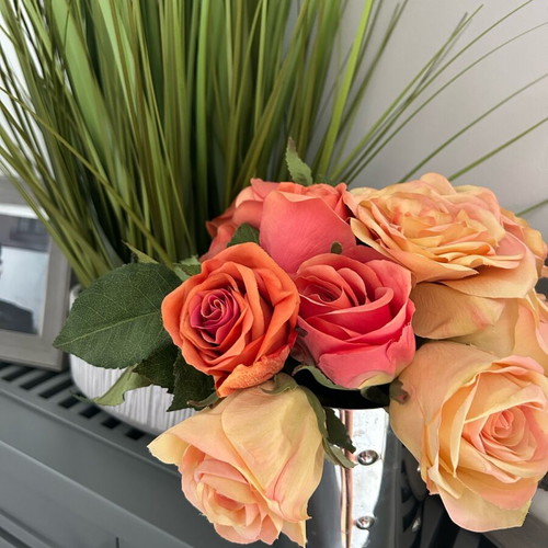 Flower bouquet with 5 roses and leaves by Sia new
