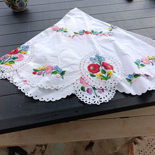 Small Rondota Tablecloth like new