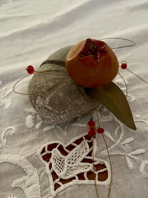 Decorative stone like new with ceramic and wire