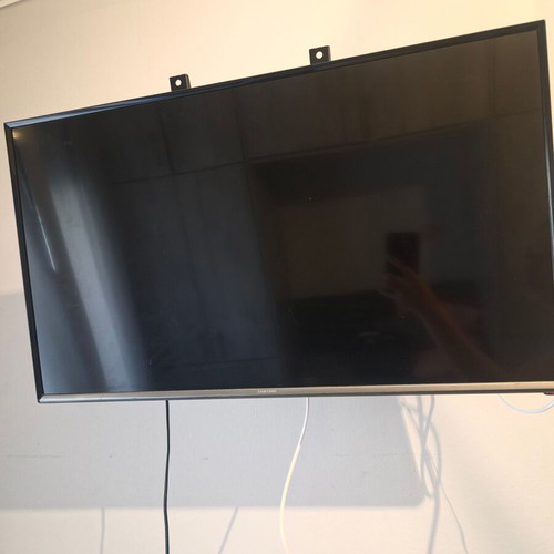 Samsung 32" Smart TV used, very good condition with remote