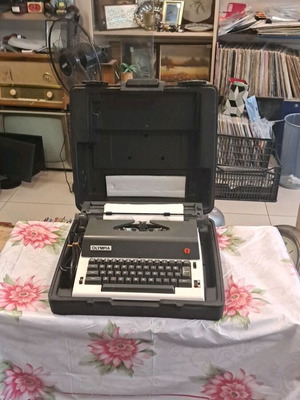 Olympia X-L12/MR 12 ηλεκτρική γραφομηχανή