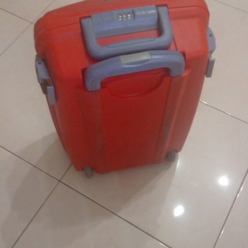Plastic suitcase used, red, with wheels, dimensions 19×14×4 cm, lockable
