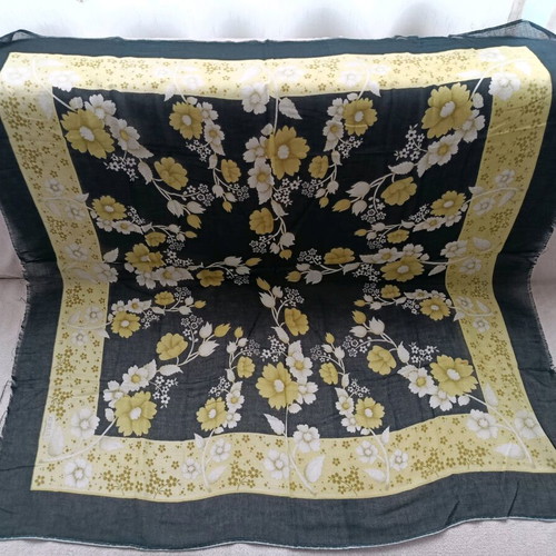 Headscarf used, size 95/90 cm