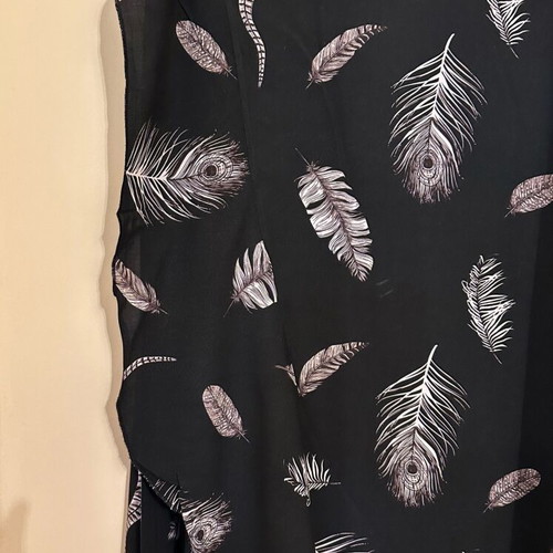 Tag pareo skirt like new, one size, black with feather pattern