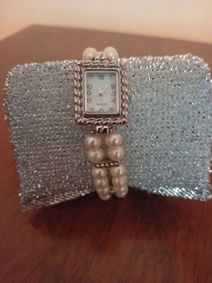 Beastore Quartz women's wristwatch like new, silver