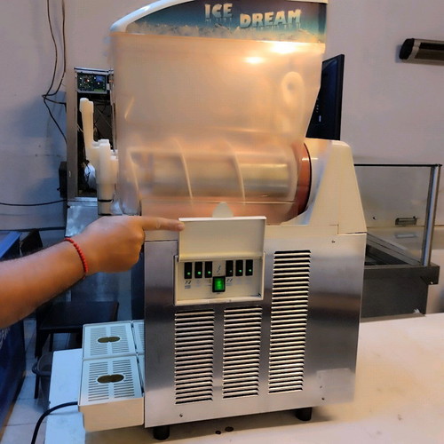SPM double 940 WATT granita machine like new