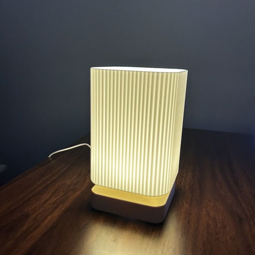 Table lamp with LED lighting like new, USB powered, adjustable light