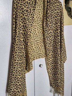 Leopard scarf like new, excellent condition unworn