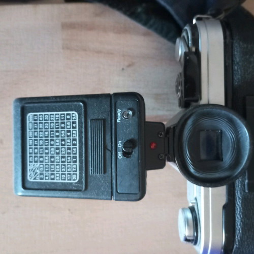 Canon AT-1 SLR μεταχειρισμένη με φακό Canon Lens FD 50mm 1:1.8, φλας Achiever και ιμάντα