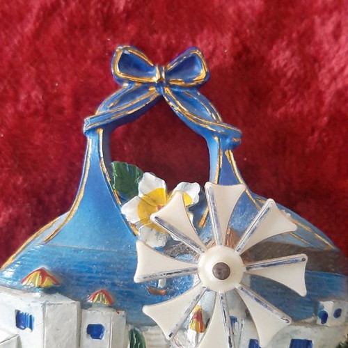 Santorini magnet with rotating windmill