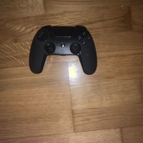 PS4 controller used, with non-working L1 and R1 buttons
