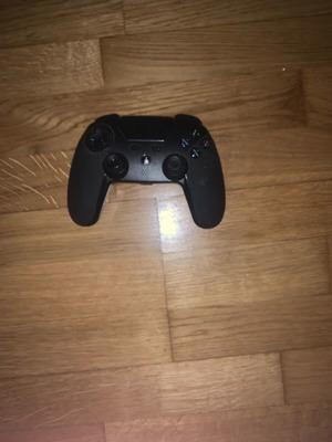 PS4 controller used, with non-working L1 and R1 buttons
