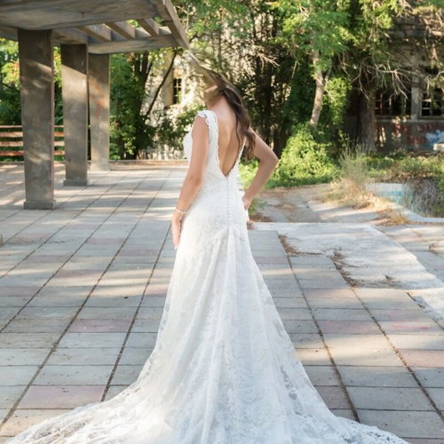 Berta Style Wedding Dress like new, size M, white lace