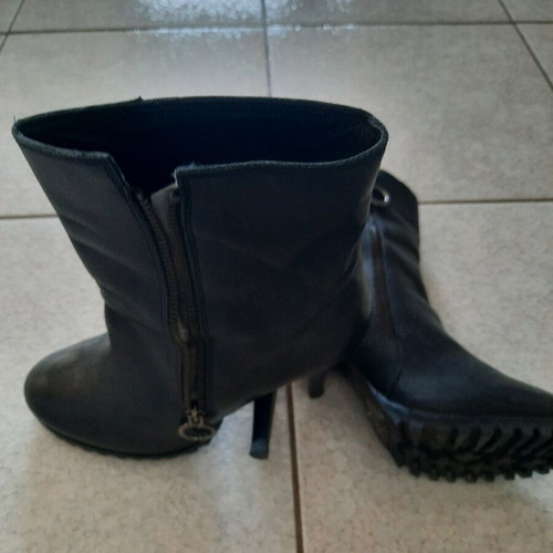 Leather ankle boots size 40 like new, black